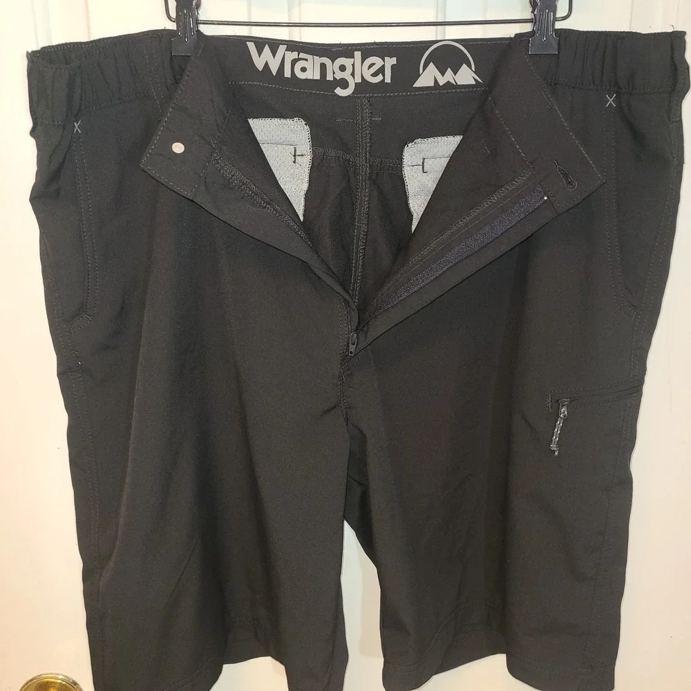Wrangler Shorts Mens Sz 44 Black Zip Pockets Casual Lightweight Outdoors Hiking